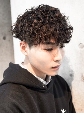 アルファ 新宿(alpha) フェザーパーマ/ブルーブラック/刈り上げセンターパート[新宿]