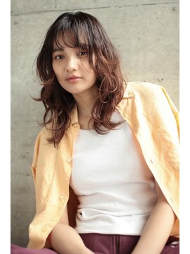 ファム(FAM) ミディアム　レイヤー　ウェーブ　ルーツカラー　代官山　中目黒