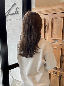 ラエディ(Laedi) くすみベージュ×ウェーブロング（白髪染め可）