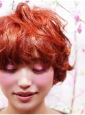 遊びのあるカールで無邪気な子供っぽさを意識したボブ