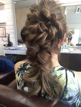 ダブル ヒッチ ヘア(W Hitch hair) 編み込みアレンジヘア