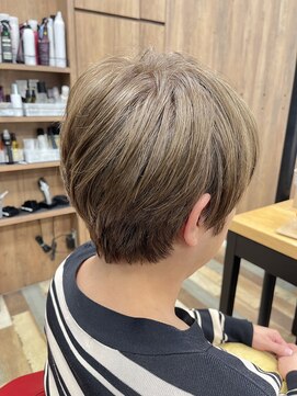 バースデー イーアス高尾店(Birthday) ステップボーンカットショート