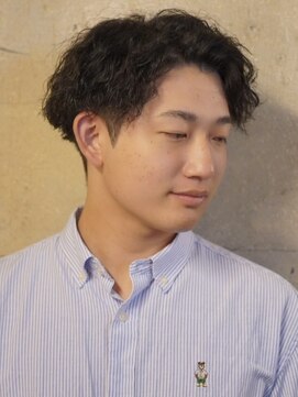 ノーエン(noen) センターパートスパイラルパーマツーブロック刈り上げメンズヘア