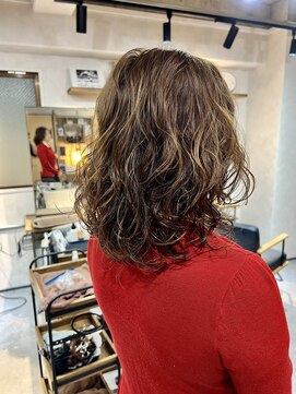 ニール(Neal) 【Neal 新宿/西新宿】　ミディアム×ウェーブ スタイル〈SAKU〉