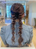 編みおろしアレンジ結婚式お呼ばれヘアアップスタイルツイン