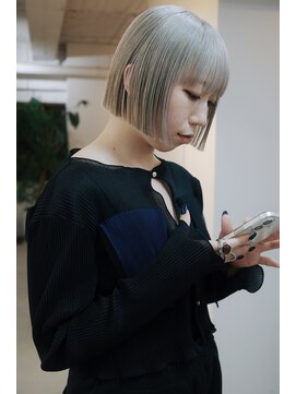 フェイヴィーズ(FavyS) ホワイトブロンドベージュミニボブ