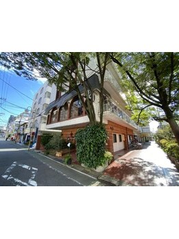 アンティークな雰囲気が魅力的な《Uit HAIR SALON》。忙しい毎日に安らぎと癒しの空間をお届けします♪