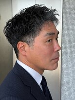 ザック ヴィ(ZACC  vie)&nbsp;王道イケおじニュアンスパーマショートスタイル/40代/50代