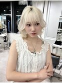 ハイトーンボブ ホワイトブロンド 内巻きウェーブヘア