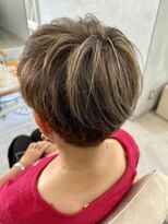 レヴィア(REVIA)&nbsp;白髪ぼかしハイライトブリーチショートボブ