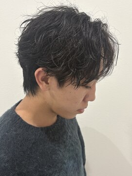 ヒュイル バイ ニアウ(Hwyl by Niau) MEN’S HAIRセンターパートスパイラルパーマニュアンスパーマ