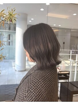 ザザ 高田馬場(ZA/ZA) ポイントで魅せるホワイトシルバー