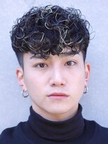 フィフス 札幌大通(fifth)&nbsp;大通スペインカール刈り上げフェード海外風ヘアメンズパーマ強め