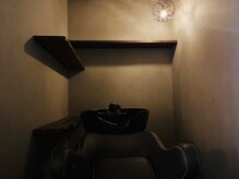スリール(sourire)の雰囲気（照明の明るさを抑えた、心地よい空間をご提供いたします。）