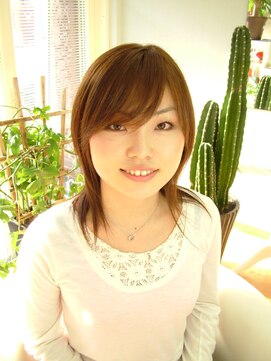 リヴ(live) 明るめカラーでストレート仕上げ