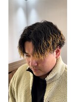 ダブルオオガキ (W-ogaki)&nbsp;ツイストスパイラルパーマセンターパートツーブロックメンズ