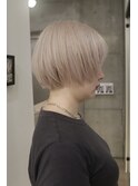 前上がりのショートヘアに白すぎないホワイトヘア