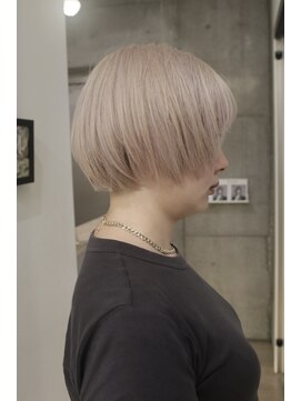 オーオシカシカスペース(OOO YY Space) 前上がりのショートヘアに白すぎないホワイトヘア