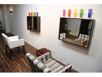 ヘアーサロンエルフォルグ(Hair Salon Erfolg)の写真/【駐車場完備】ゆったり落ち着くプライベートサロンで、お客様一人ひとりの理想のスタイルへ導きます＊