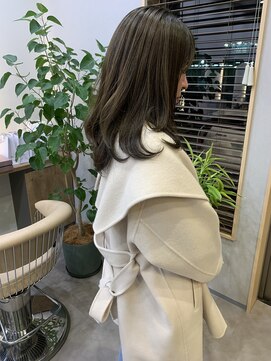 コンネ(CONNE.) オリーブカラーとレイヤーカット