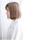 ハイトーングレージュのナチュラルボブスタイル