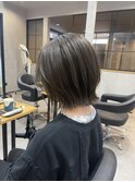 立体感オリーブカラーとレイヤークビレボブ担当浜辺海斗
