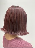 ピンクカラーに切りっぱなしボブ