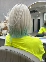 ジーディーエス(GDS)&nbsp;ホワイト裾水色カラー