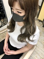 ラウンジ ヘアアンドグルーミング(Lounge HAIR&GROOMING) 毛先が明るめのグレーになるようにスタイル。