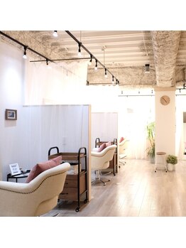ウミネコ 北ハナレ店(Umineko)の写真/【半個室だからゆったり過ごせます】席と席の間が広く、仕切りがあるのでカフェのような時間を過ごせます。