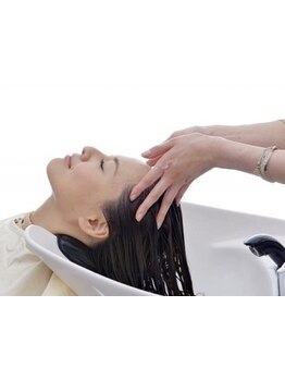 頭皮環境を整えるリラクゼーションスパ！日常の疲れから解き放たれた贅沢な気分が味わえる至福の時間を―。