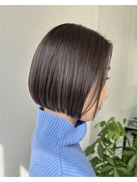 ビビッド(vivid) きりっぱなしボブぱっつん白髪ぼかしオリーブグレージュ