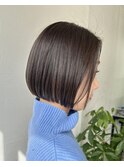 きりっぱなしボブぱっつん白髪ぼかしオリーブグレージュ