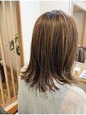 ハイライトが活きる外ハネミディアム