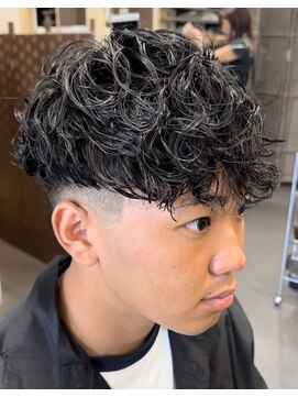 サロン ド ロイ(Salon de Roi) 外国人風スペインカール　スキンフェード