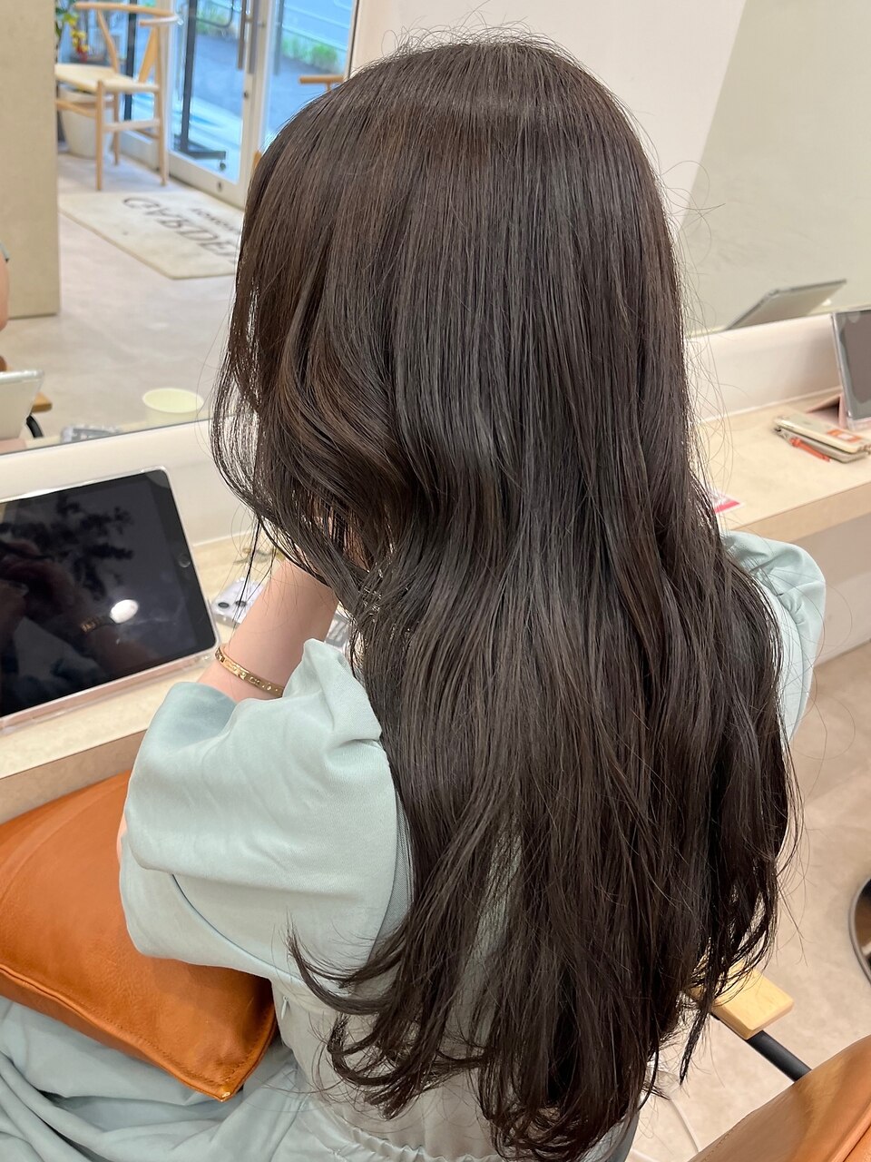 レイヤーカットオリーブベージュ透明感カラーアッシュベージュ