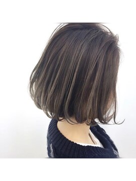 トルネード(TORNADO) 外国人風ミニボブ ハイライト 暗髪グレージュ　白髪ぼかし