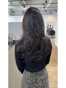 メリー オオサカ(Merly Osaka) 暗髪バタフライカット