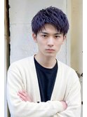 ブルーブラック×メンズショートで艶と立体感のクールスタイル