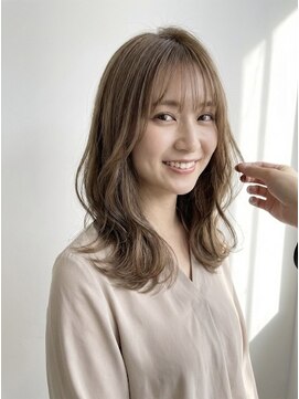 レイヤーカットの似合わせミディ