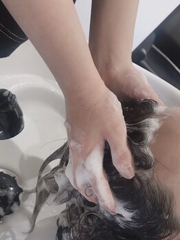 ブレイズ ヘアーアンドメイク(Blaze Hair&Make)の写真/【サイレントルーム有】癒し空間で日ごろの疲れを取り除き頭皮に潤いチャージ。リフトアップ効果も◎