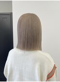 ブロンド、切りっぱなしボブ