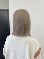 アンドシー(&C.)&nbsp;ブロンドベージュ、切りっぱなしボブ