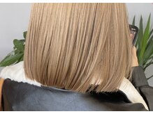 『ハイトーンカラー』でも艶を維持するケアブリーチ使用