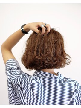 バングス(bangs) 首元の涼しいボブスタイル。