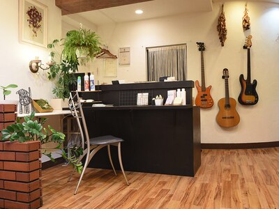 店内の壁には、オーナーの趣味であるギターやベースがあります☆