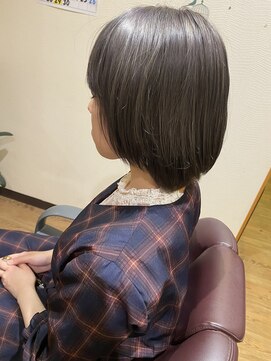 ヘアースタジオ モモ(Hair studio MoMo) ホワイトグレー