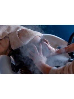 【個室ヘッドスパルーム】頭皮も髪も美しく、心が癒される贅沢なひと時…。頭皮マッサージで血行促進効果◎