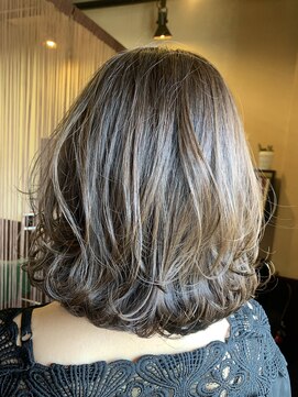 ヘアーエヌプラス (HAIR N+) ミディアムボブ外ハネ巻き＆ミックス巻き5　グレーベージュ