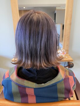 アンプヘア(amphair) スモーキーラベンダーアッシュ×外ハネスタイル